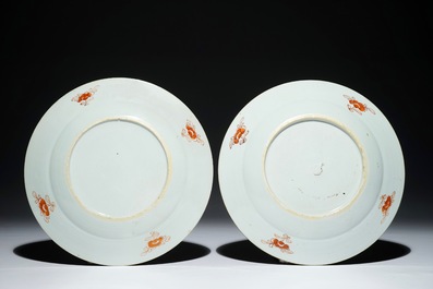 Une paire d'assiettes en porcelaine de Chine d'exportation famille rose de style Pronk, Qianlong