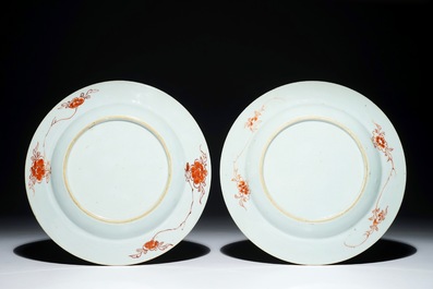 Een paar Chinese famille rose export &ldquo;Pompadour&rdquo; borden, ca. 1745