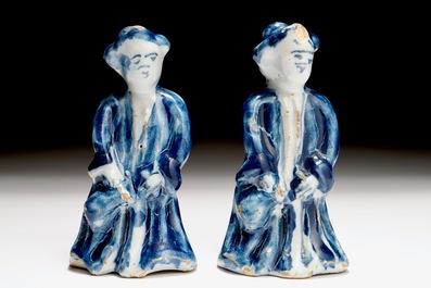 Une paire de figures miniatures en fa&iuml;ence de Delft bleu et blanc, 18&egrave;me