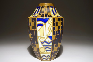 Un vase Art D&eacute;co g&eacute;om&eacute;trique, Maurice Delvaux &amp; Charles Catteau pour Boch Fr&egrave;res Keramis, dat&eacute; 1929