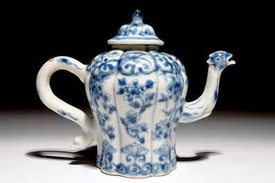 Une th&eacute;i&egrave;re en porcelaine de Chine bleu et blanc au ph&eacute;nix, Kangxi