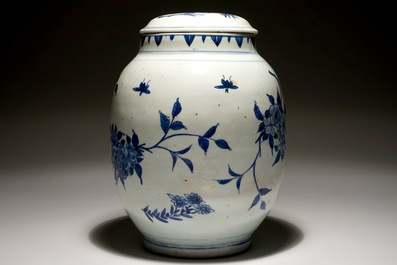 Een Chinese blauw-witte eivormige dekselpot met floraal decor, Transitie periode, Chongzhen