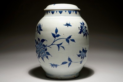 Un pot ovo&iuml;de et son couvercle en porcelaine de Chine bleu et blanc, &eacute;poque Transition, Chongzhen
