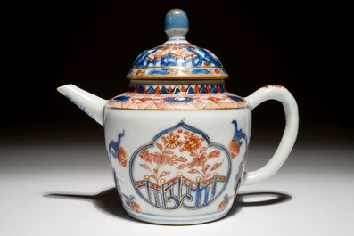 Une th&eacute;i&egrave;re en porcelaine de Chine verte-imari aux r&eacute;serves en forme ruyi, Kangxi