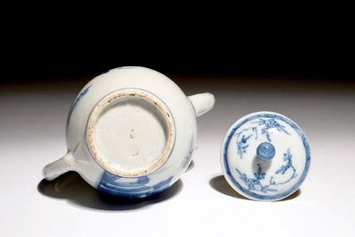 Une th&eacute;i&egrave;re en porcelaine de Chine bleu et blanc &agrave; d&eacute;cor de personnages, Yongzheng