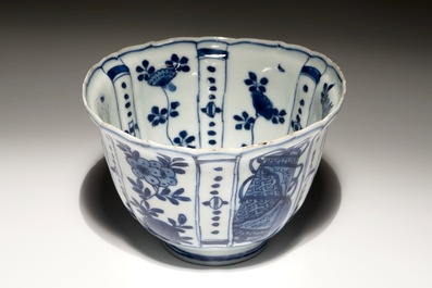Un bol &quot;corbeaux&quot; en porcelaine de Chine bleu et blanc, Ming, Wanli