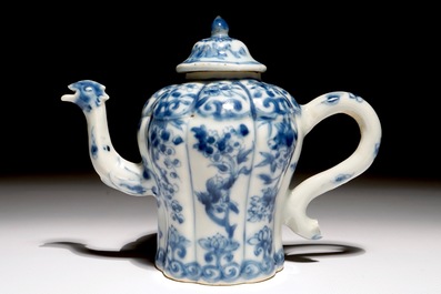 Une th&eacute;i&egrave;re en porcelaine de Chine bleu et blanc au ph&eacute;nix, Kangxi