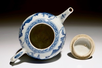 Une th&eacute;i&egrave;re en porcelaine de Chine bleu et blanc &agrave; d&eacute;cor d'un sage, Kangxi