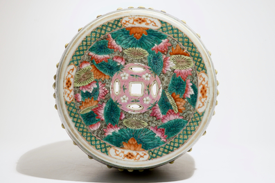 Un tabouret en porcelaine de Chine famille rose &agrave; d&eacute;cor d'oiseaux et fleurs de lotus, 19&egrave;me