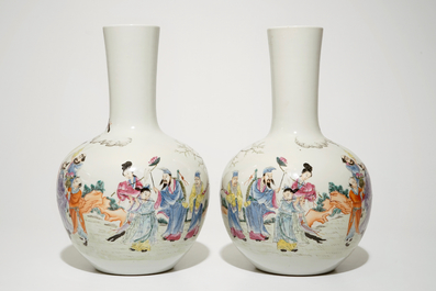 Une paire de vases de forme tianqiuping en porcelaine de Chine famille rose, 20&egrave;me