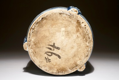 Un br&ucirc;le-parfum cylindrique en porcelaine de Chine bleu et blanc, Ming, Wanli