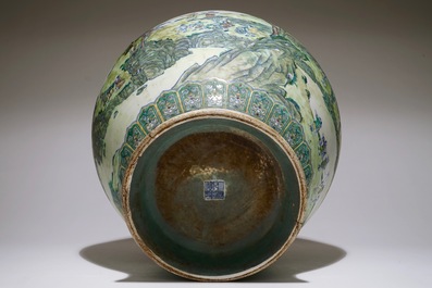 Un grand vase au paysage en porcelaine de Chine doucai, marque de Qianlong, 19/20&egrave;me