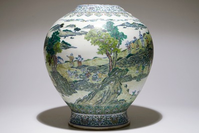 Un grand vase au paysage en porcelaine de Chine doucai, marque de Qianlong, 19/20&egrave;me