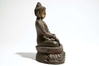 Een Chinese bronzen figuur van een gezeten Boedhha Shakyamuni, Ming