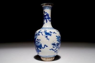 Un vase en porcelaine de Chine bleu et blanc mont&eacute; en argent, Kangxi