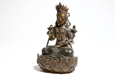 Een Chinese bronzen figuur van Bodhisattva met inscriptie en datering, Ming