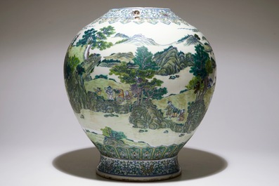 Un grand vase au paysage en porcelaine de Chine doucai, marque de Qianlong, 19/20&egrave;me