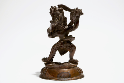Een Sino-Tibetaanse bronzen figuur van Mahakala met Sakti, 19e eeuw