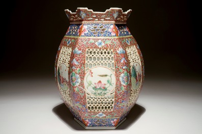 A reticulated Chinese famille rose lantern, 19/20th C.