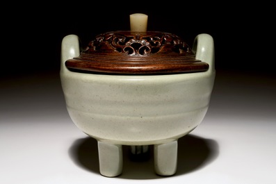 Een Chinese celadon wierookbrander met houten deksel met jade knop, 19e eeuw