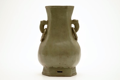 Een monochrome Chinese celadon vaas, 19e eeuw