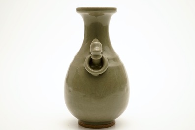 Een monochrome Chinese celadon vaas, 19e eeuw
