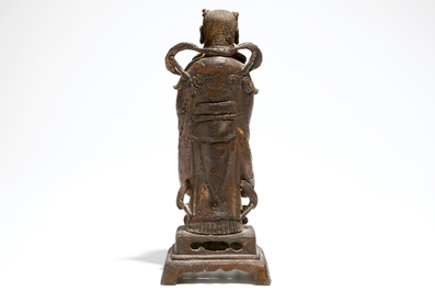 Een Chinese bronzen Shancai figuur, Ming