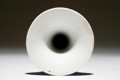 Un vase en porcelaine de Chine bleu poudr&eacute; et dor&eacute;, Kangxi