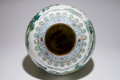 Un grand vase au paysage en porcelaine de Chine doucai, marque de Qianlong, 19/20&egrave;me