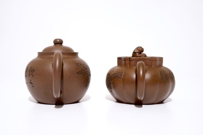 Twee Chinese donkere Yixing steengoed theepotten met deksels, 19/20e eeuw
