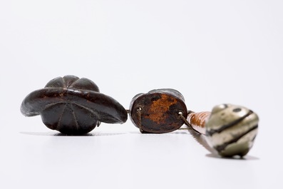 Une pipe &agrave; opium en bambou, une coupe en pierre dure et un boucle en argent, Chine, 19/20&egrave;me