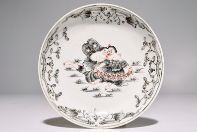 Een Chinese grisaille, vergulde en ijzerrode kop en schotel met romantisch decor, Qianlong