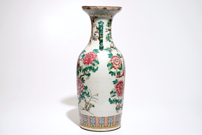 Un grand vase en porcelaine de Chine famille rose, 19&egrave;me