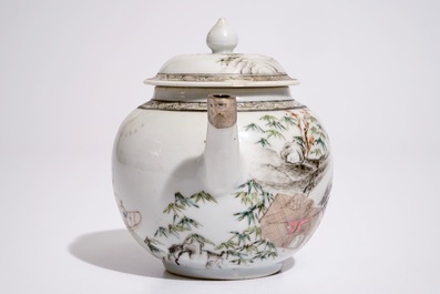 Een Chinese grisaille-rose theepot met deksel en zilveren montuur, Yongzheng