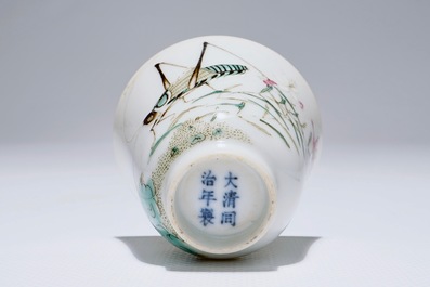 Une tasse &agrave; sauterelle en porcelaine de Chine famille rose, marque de Tongzhi, 19/20&egrave;me