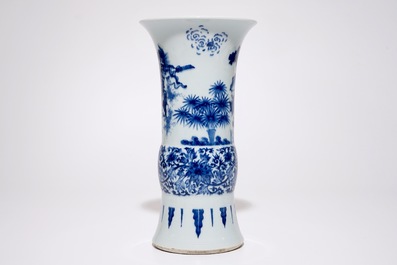 Un vase de forme gu en porcelaine de Chine bleu et blanc de style Transition, 19/20&egrave;me