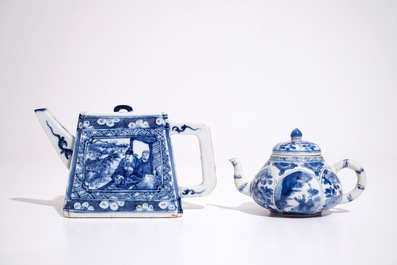 Een Chinese blauw-witte theepot met deksel, 19e eeuw en een Chinese blauw-witte theepot met deksel, Kangxi