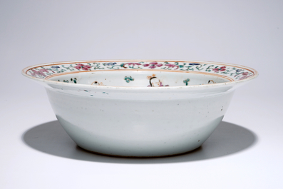 Un bassin et deux pots couverts en porcelaine de Chine famille rose et bleu et blanc, 19/20&egrave;me