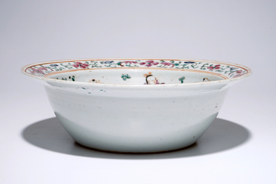 A Chinese famille rose basin and two covered jars, 19/20e eeuw