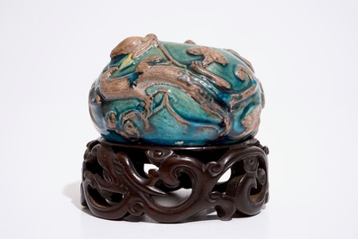 A Chinese turquoise and aubergine glazed brushwasher with applied dragons and lingzhi, 19/20th C.