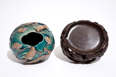 A Chinese turquoise and aubergine glazed brushwasher with applied dragons and lingzhi, 19/20th C.