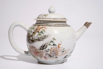 Een Chinese grisaille-rose theepot met deksel en zilveren montuur, Yongzheng