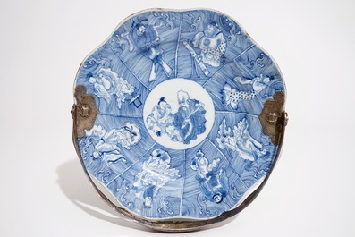 Een Chinees blauw-wit bord met onsterfelijken en een twee-orig famille verte kopje, Kangxi