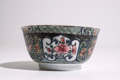 Une tasse et soucoupe en porcelaine de Chine famille rose &agrave; d&eacute;cor floral, Yongzheng