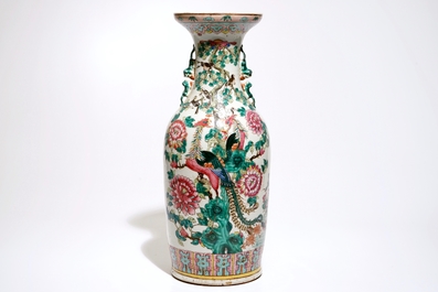 Un grand vase en porcelaine de Chine famille rose, 19&egrave;me