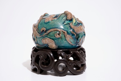 A Chinese turquoise and aubergine glazed brushwasher with applied dragons and lingzhi, 19/20th C.