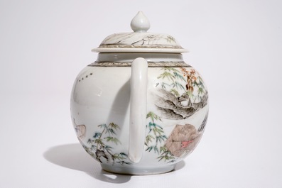 Een Chinese grisaille-rose theepot met deksel en zilveren montuur, Yongzheng