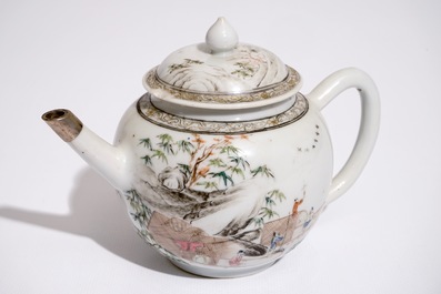 Een Chinese grisaille-rose theepot met deksel en zilveren montuur, Yongzheng