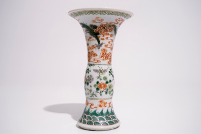 Un vase aux dragons en porcelaine de Chine famille verte et deux bols polychromes, 19&egrave;me