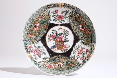 Une tasse et soucoupe en porcelaine de Chine famille rose &agrave; d&eacute;cor floral, Yongzheng